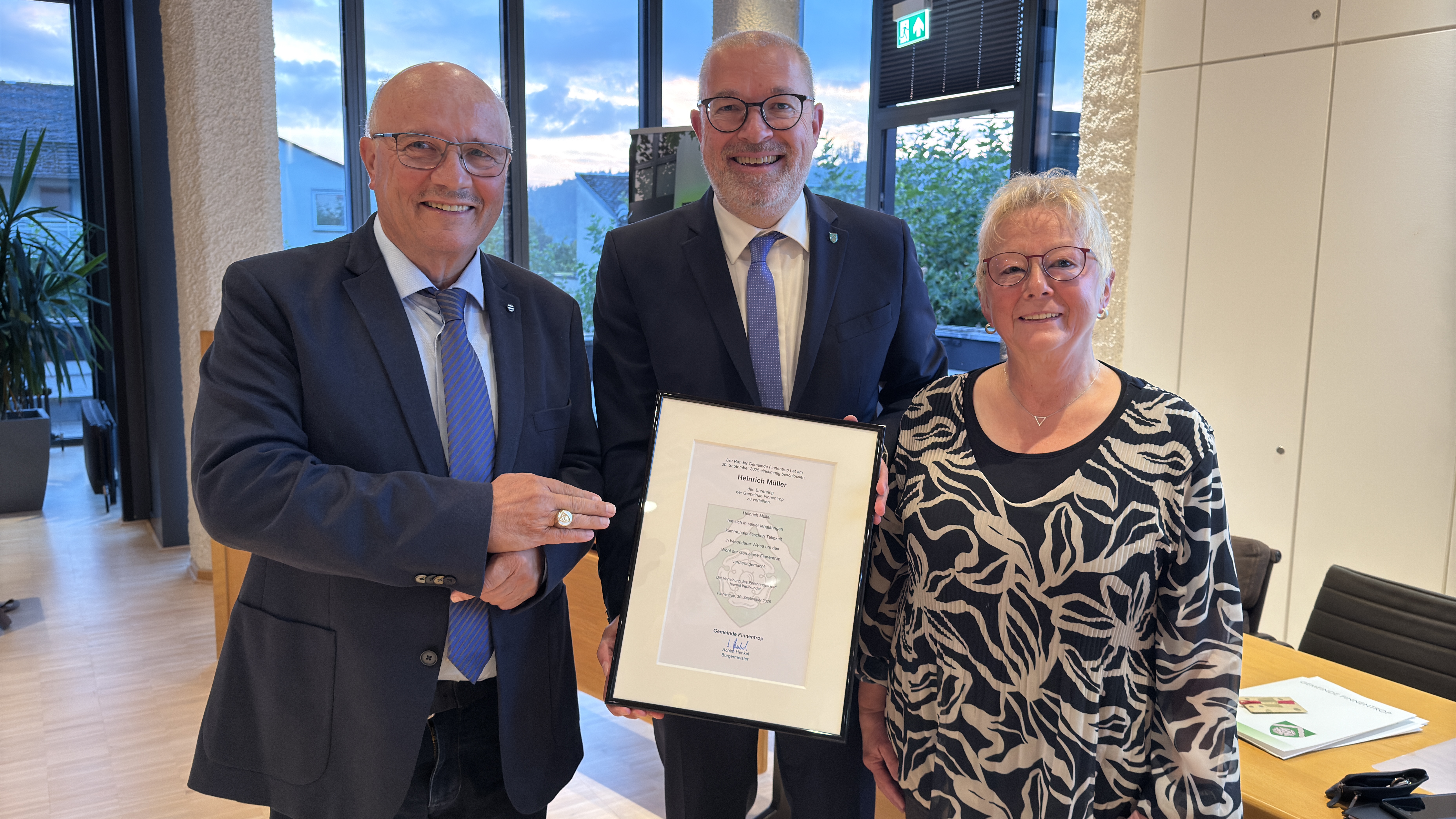 Brgermeister Achim Henkel berreichte Heinz Mller die Ehrenurkunde und den Ehrenring und gratulierte und dankte auch seiner Ehefrau Dorothe (Foto: Martin Hagebck, CDU Finnentrop)