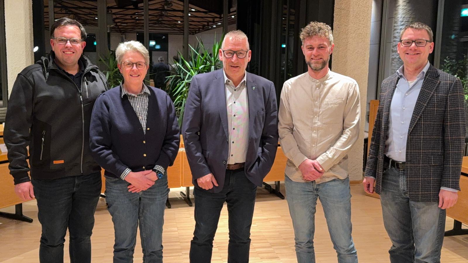 Der auf der konstituierenden Fraktionssitzung am 03.11.2025 neu gewhlte CDU-Fraktionsvorstand von links: Julian Hagebck, Christiane Hveler, Ralf Helmig, Johannes Korn und Andr Sondermann. (Foto: Martin Hagebck, CDU-Fraktion Finnentrop)